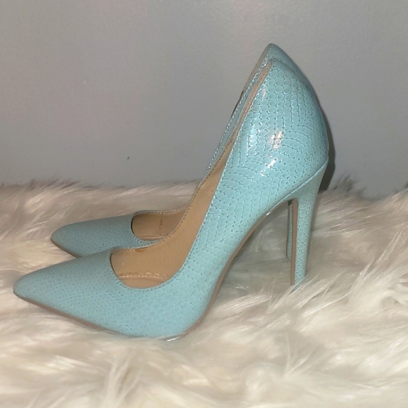 Gently used powder blue Pat leather size 6 heels - Picture 2 of 4